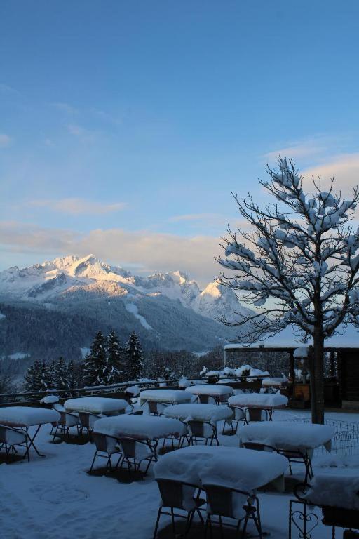 Pfeiffer Alm Am Sonnenhang Mit Blick Auf Die Zugspitze Garmisch-Partenkirchen Extérieur photo