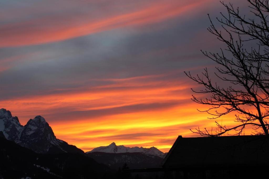 Pfeiffer Alm Am Sonnenhang Mit Blick Auf Die Zugspitze Garmisch-Partenkirchen Extérieur photo