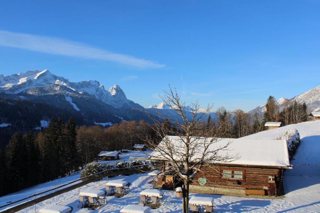 Pfeiffer Alm Am Sonnenhang Mit Blick Auf Die Zugspitze Garmisch-Partenkirchen Extérieur photo